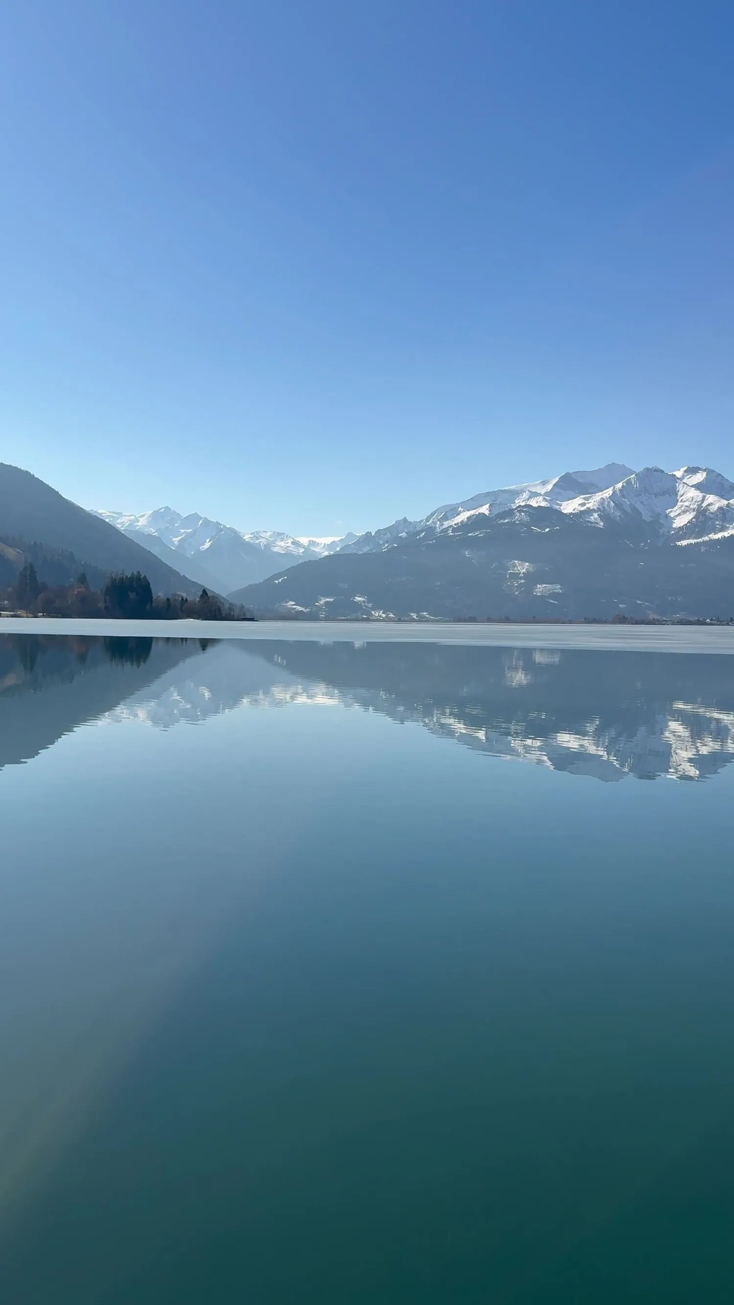 Het meer van Zell am See met besneeuwde bergen
