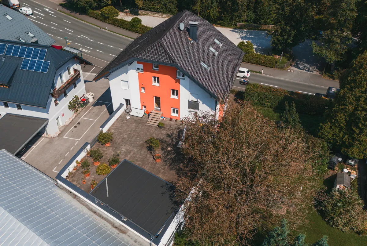 FACETTENREICH - Wohn- und Geschäftshaus in Anif
