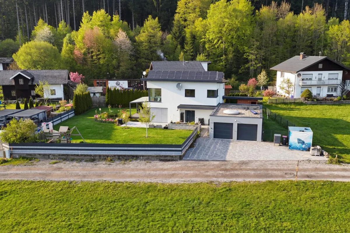 Modernes Einfamilienhaus mit großem Garten, Sauna und Doppelgarage in ruhiger Lage