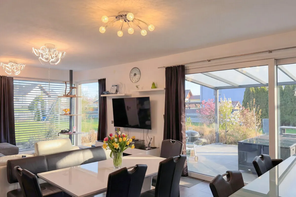 Modernes Einfamilienhaus mit großem Garten, Sauna und Doppelgarage in ruhiger Lage 2