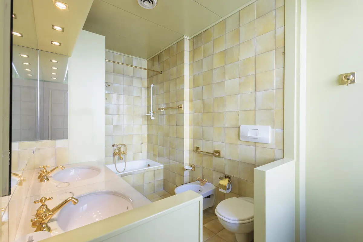 Großzügige Dachgeschosswohnung mit Meerblick, Terrasse & privater Garage