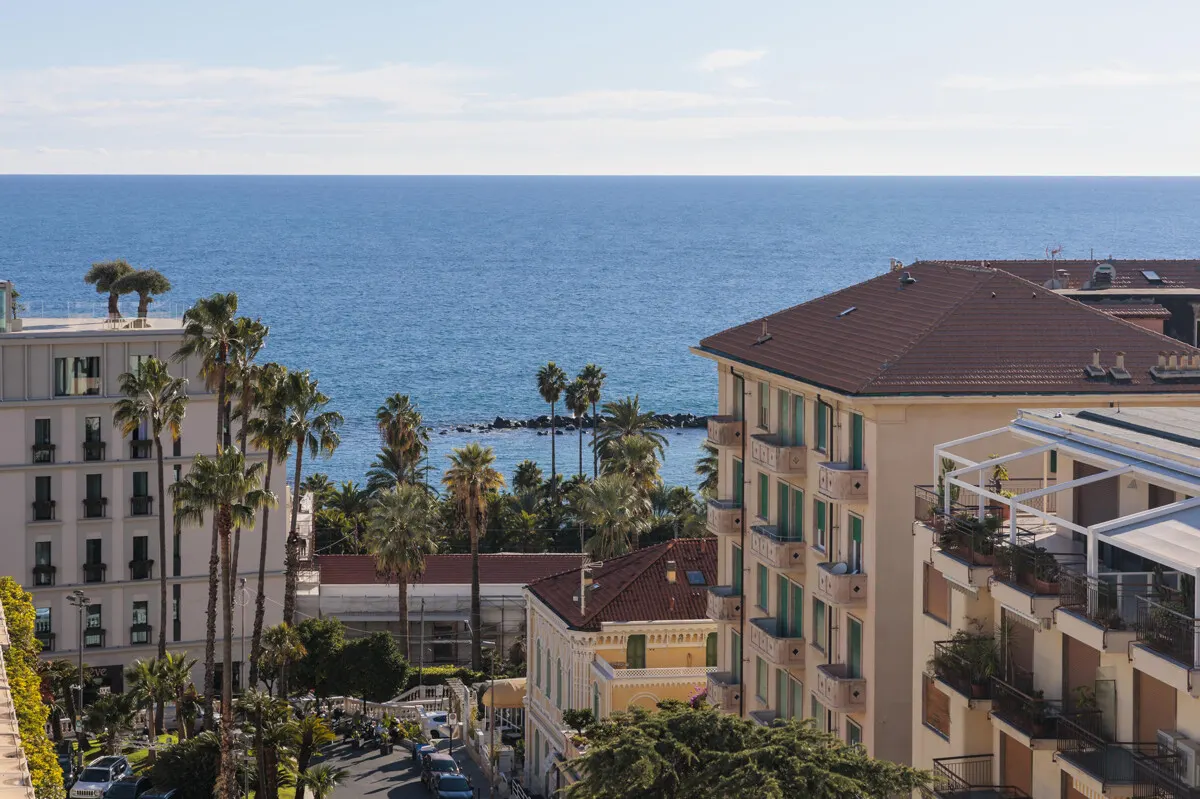 Großzügige Dachgeschosswohnung mit Meerblick, Terrasse & privater Garage