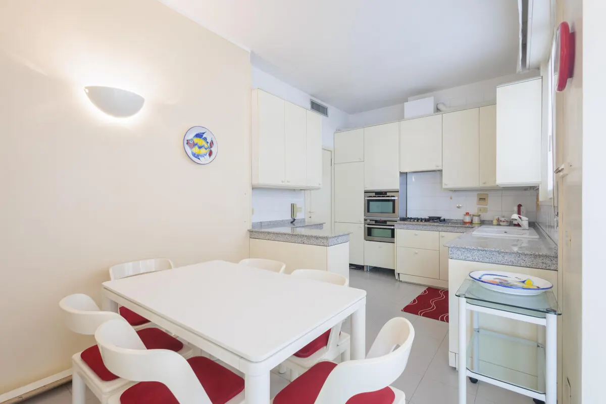 Großzügige Dachgeschosswohnung mit Meerblick, Terrasse & privater Garage