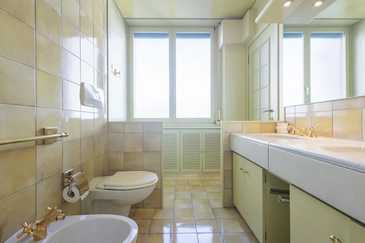 Großzügige Dachgeschosswohnung mit Meerblick, Terrasse & privater Garage
