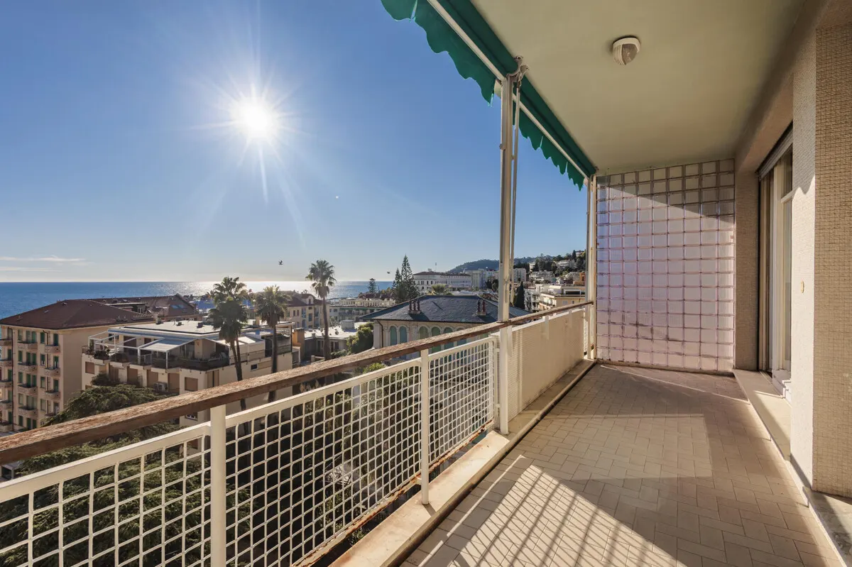 Großzügige Dachgeschosswohnung mit Meerblick, Terrasse & privater Garage