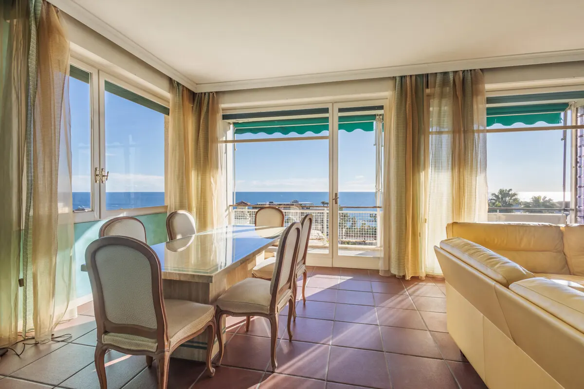 Großzügige Dachgeschosswohnung mit Meerblick, Terrasse & privater Garage 2