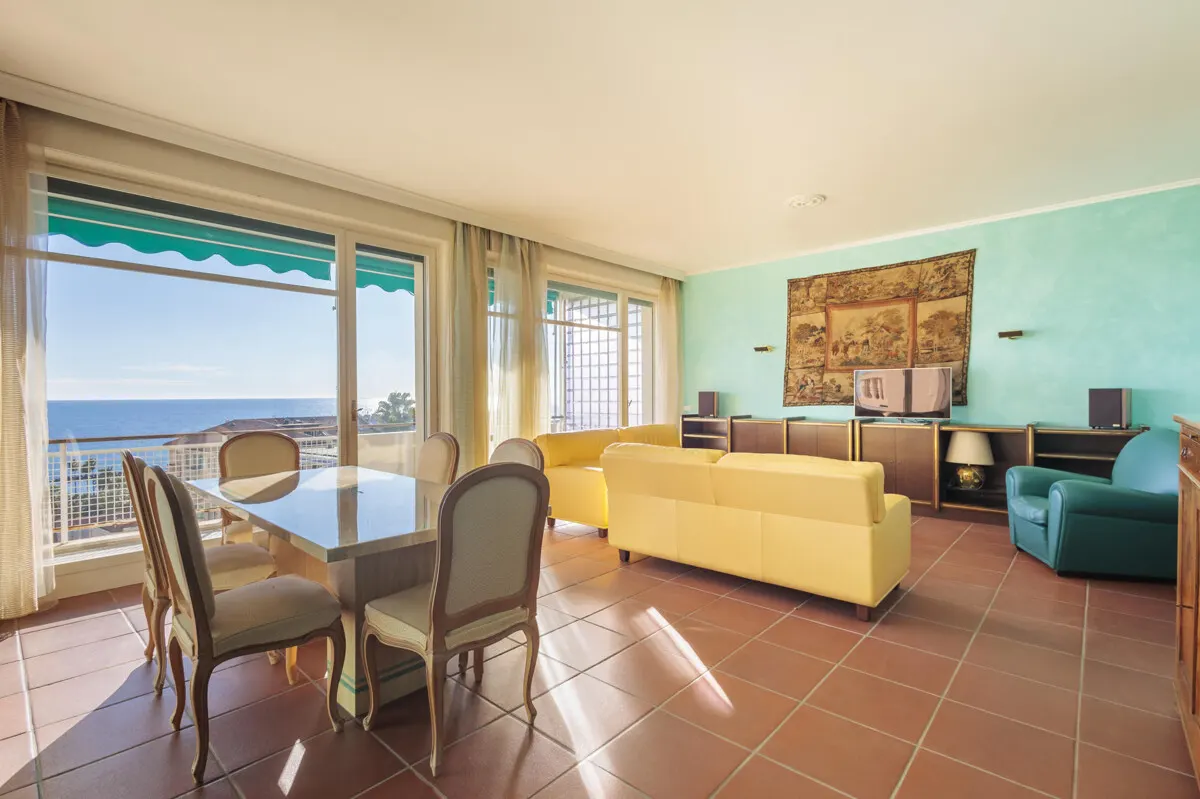 Großzügige Dachgeschosswohnung mit Meerblick, Terrasse & privater Garage 3