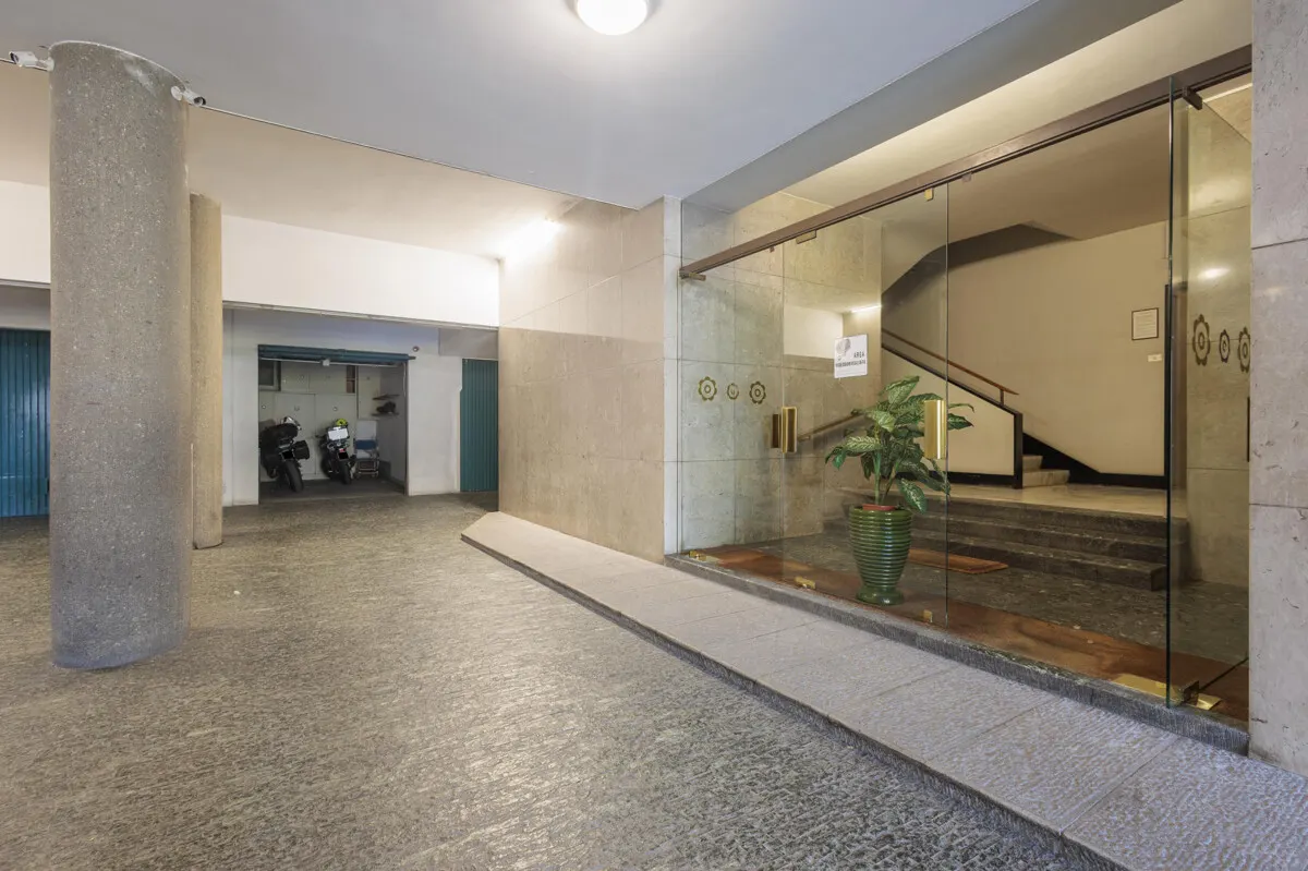 Großzügige Dachgeschosswohnung mit Meerblick, Terrasse & privater Garage