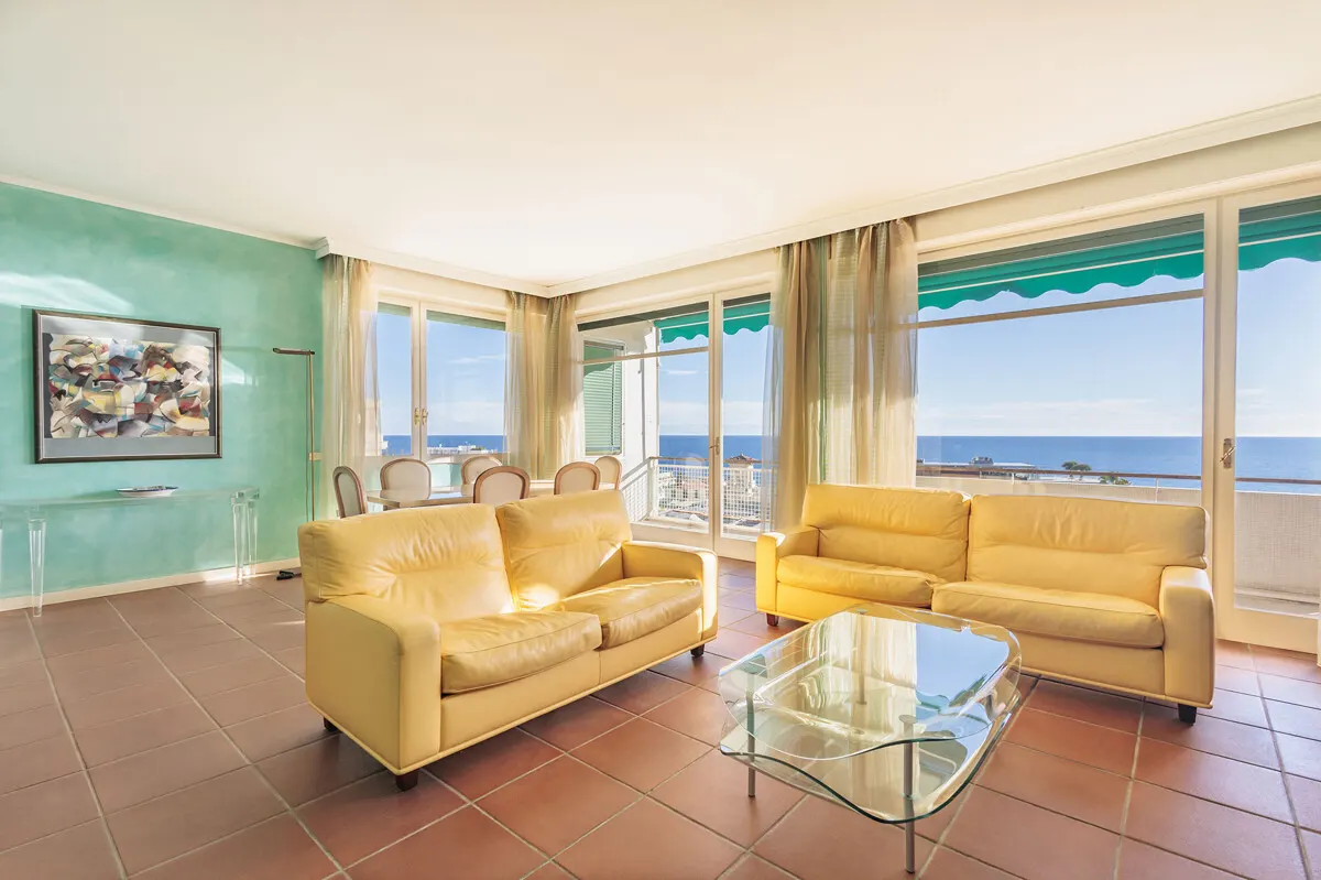 Großzügige Dachgeschosswohnung mit Meerblick, Terrasse & privater Garage