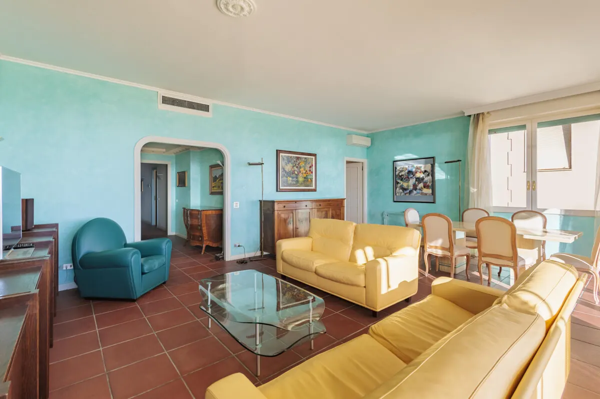 Großzügige Dachgeschosswohnung mit Meerblick, Terrasse & privater Garage