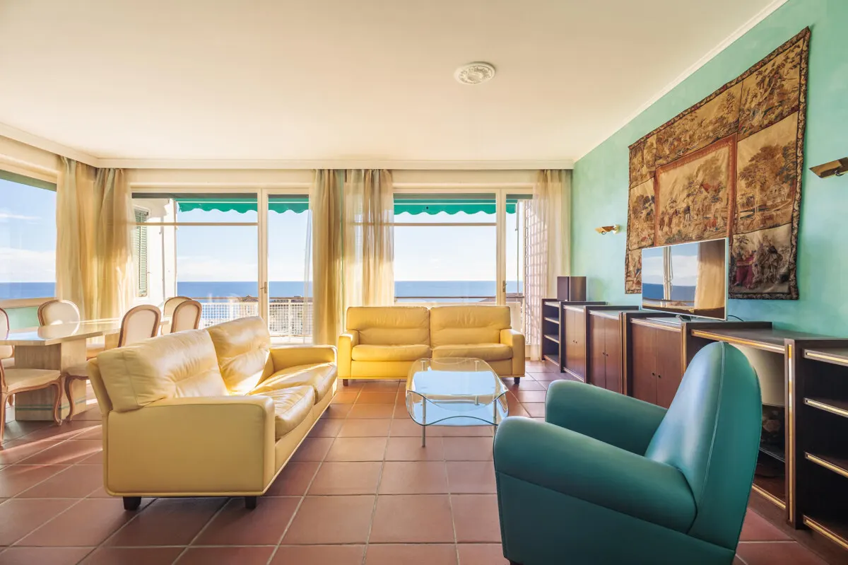 Großzügige Dachgeschosswohnung mit Meerblick, Terrasse & privater Garage