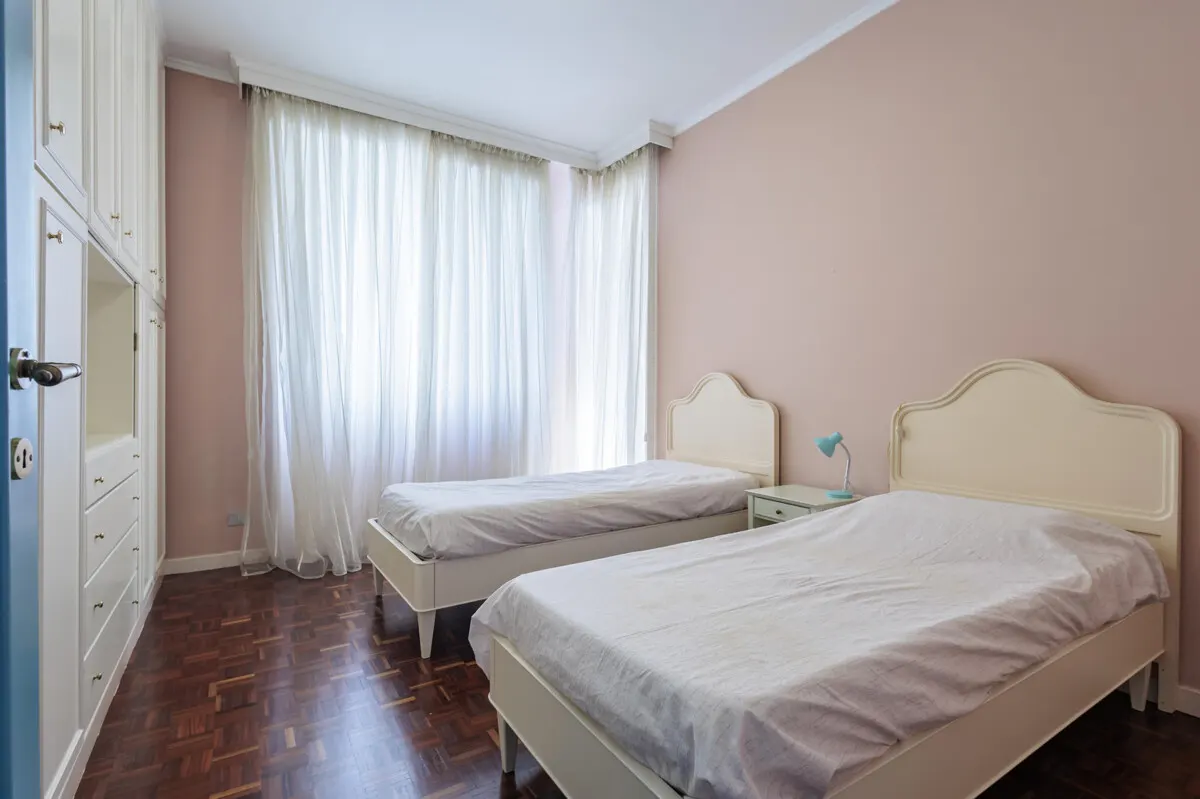 Großzügige Dachgeschosswohnung mit Meerblick, Terrasse & privater Garage