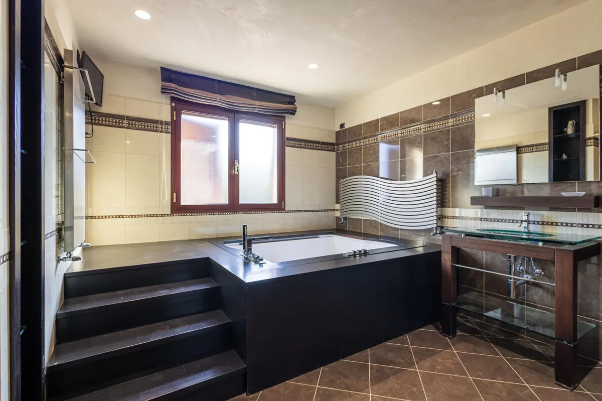 Prächtige Villa inmitten von Grün mit Swimmingpool und Meerblick in Sanremo