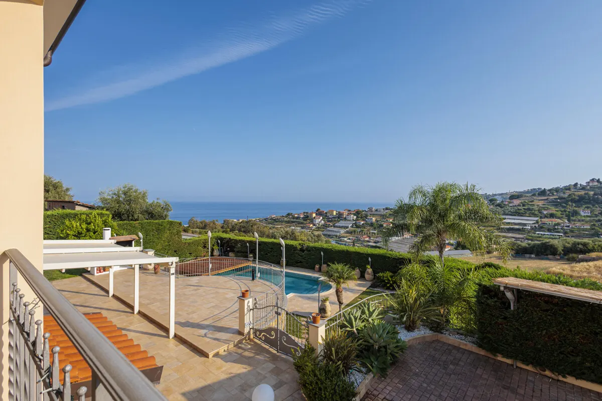Prächtige Villa inmitten von Grün mit Swimmingpool und Meerblick in Sanremo