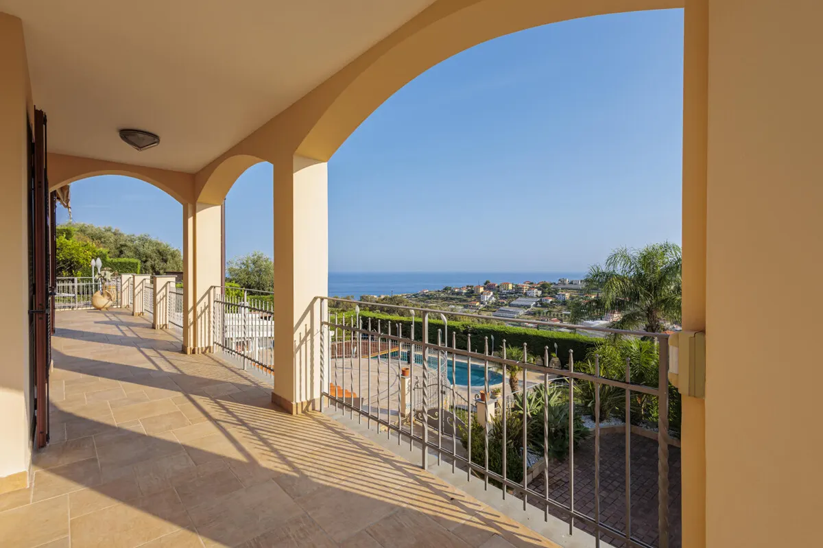 Prächtige Villa inmitten von Grün mit Swimmingpool und Meerblick in Sanremo