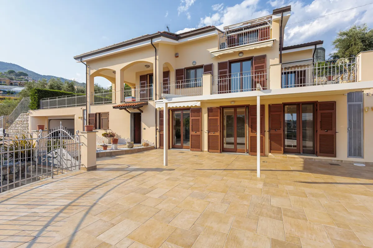 Prächtige Villa inmitten von Grün mit Swimmingpool und Meerblick in Sanremo