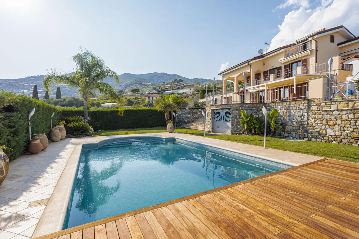 Prächtige Villa inmitten von Grün mit Swimmingpool und Meerblick in Sanremo 2