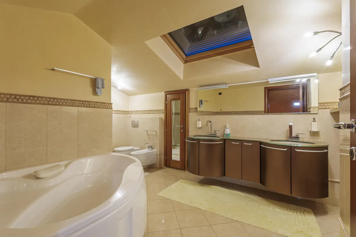 Prächtige Villa inmitten von Grün mit Swimmingpool und Meerblick in Sanremo