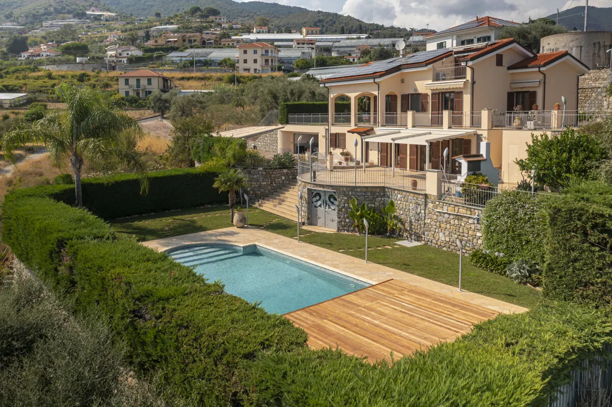 Prächtige Villa inmitten von Grün mit Swimmingpool und Meerblick in Sanremo
