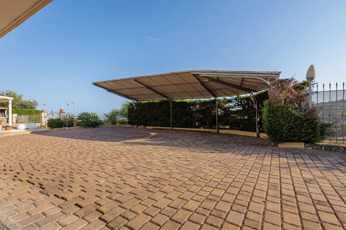 Prächtige Villa inmitten von Grün mit Swimmingpool und Meerblick in Sanremo