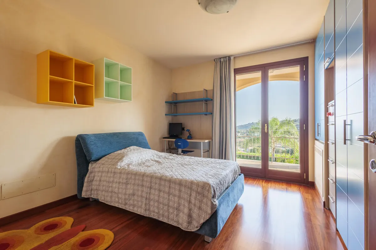 Prächtige Villa inmitten von Grün mit Swimmingpool und Meerblick in Sanremo