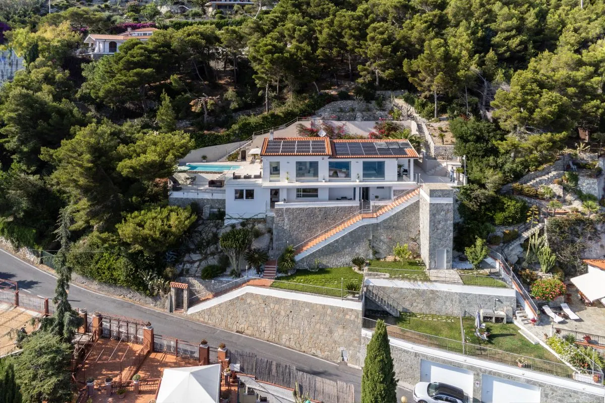 Wunderschöne zeitgenössische Villa in Andora - ITA