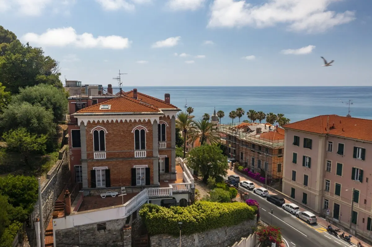Exklusive Wohnung in historischer Villa mit Privatgarten und Meerblick