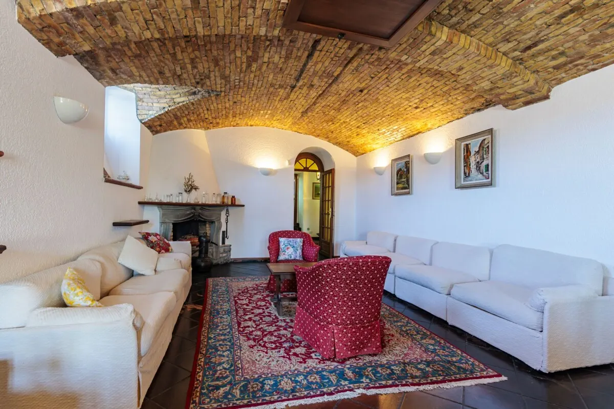 Exklusive Wohnung in historischer Villa mit Privatgarten und Meerblick