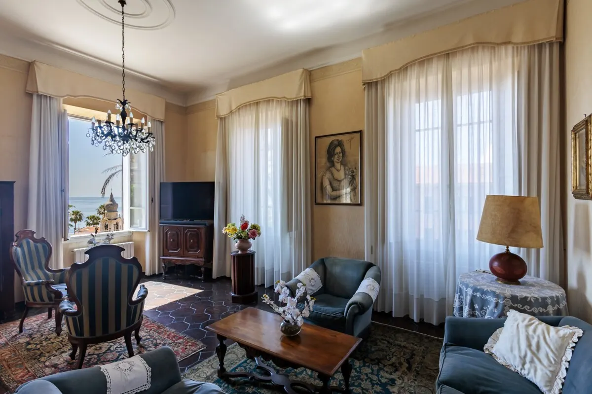 Exklusive Wohnung in historischer Villa mit Privatgarten und Meerblick