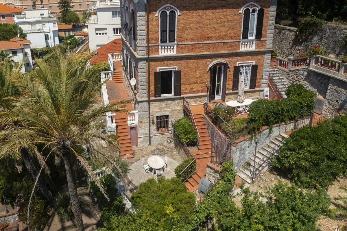 Exklusive Wohnung in historischer Villa mit Privatgarten und Meerblick