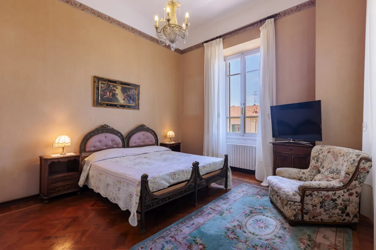 Exklusive Wohnung in historischer Villa mit Privatgarten und Meerblick