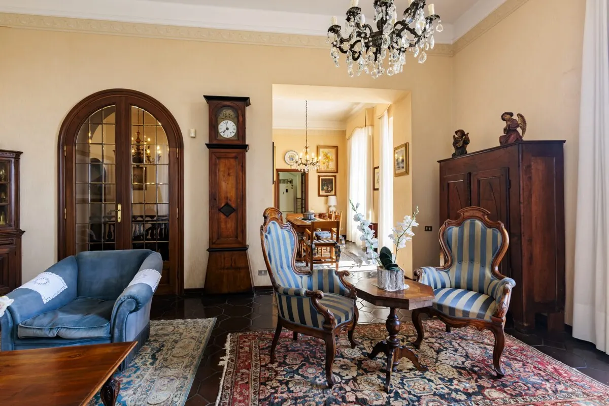 Exklusive Wohnung in historischer Villa mit Privatgarten und Meerblick