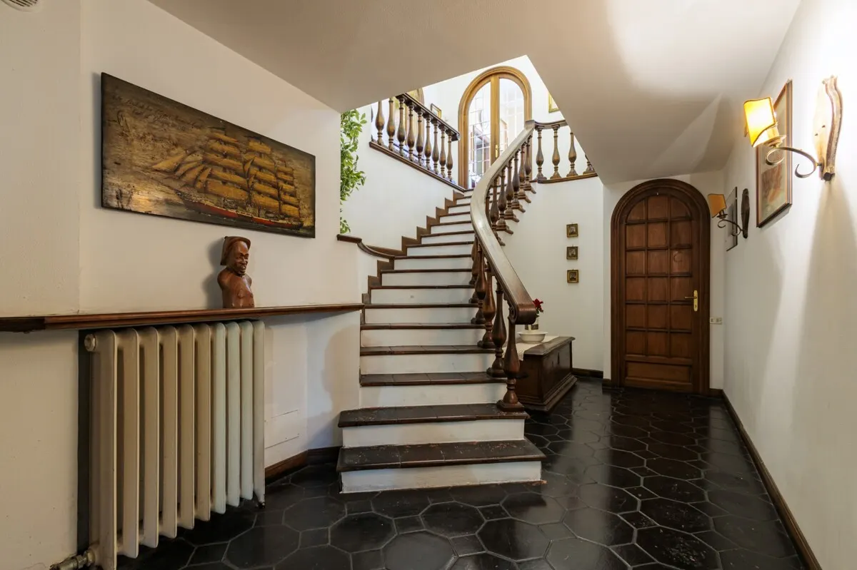 Exklusive Wohnung in historischer Villa mit Privatgarten und Meerblick
