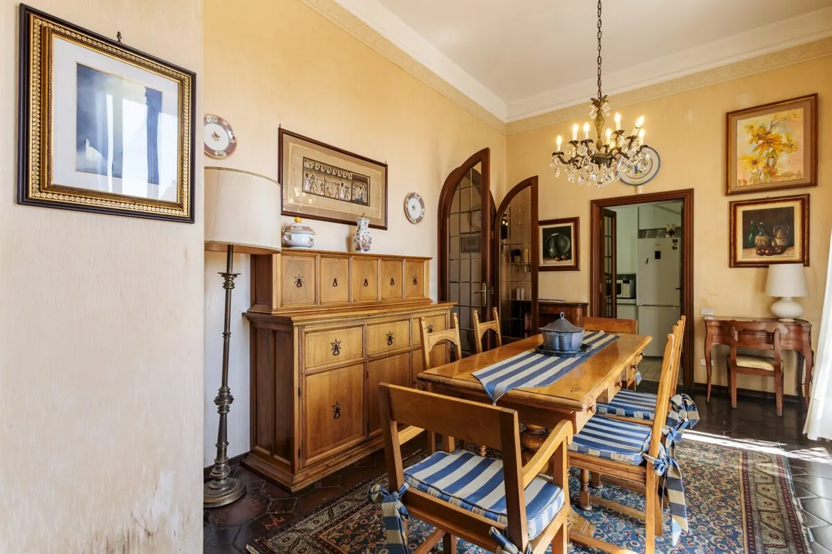 Exklusive Wohnung in historischer Villa mit Privatgarten und Meerblick