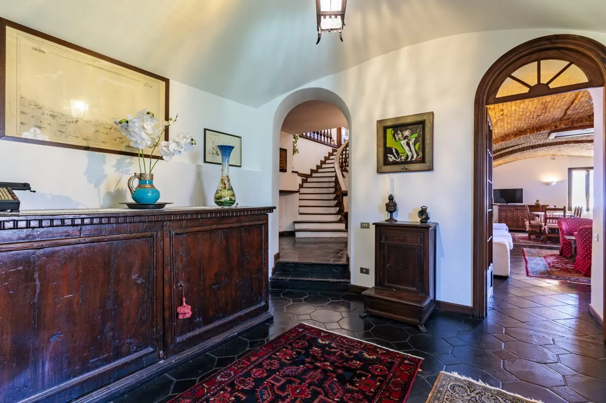 Exklusive Wohnung in historischer Villa mit Privatgarten und Meerblick