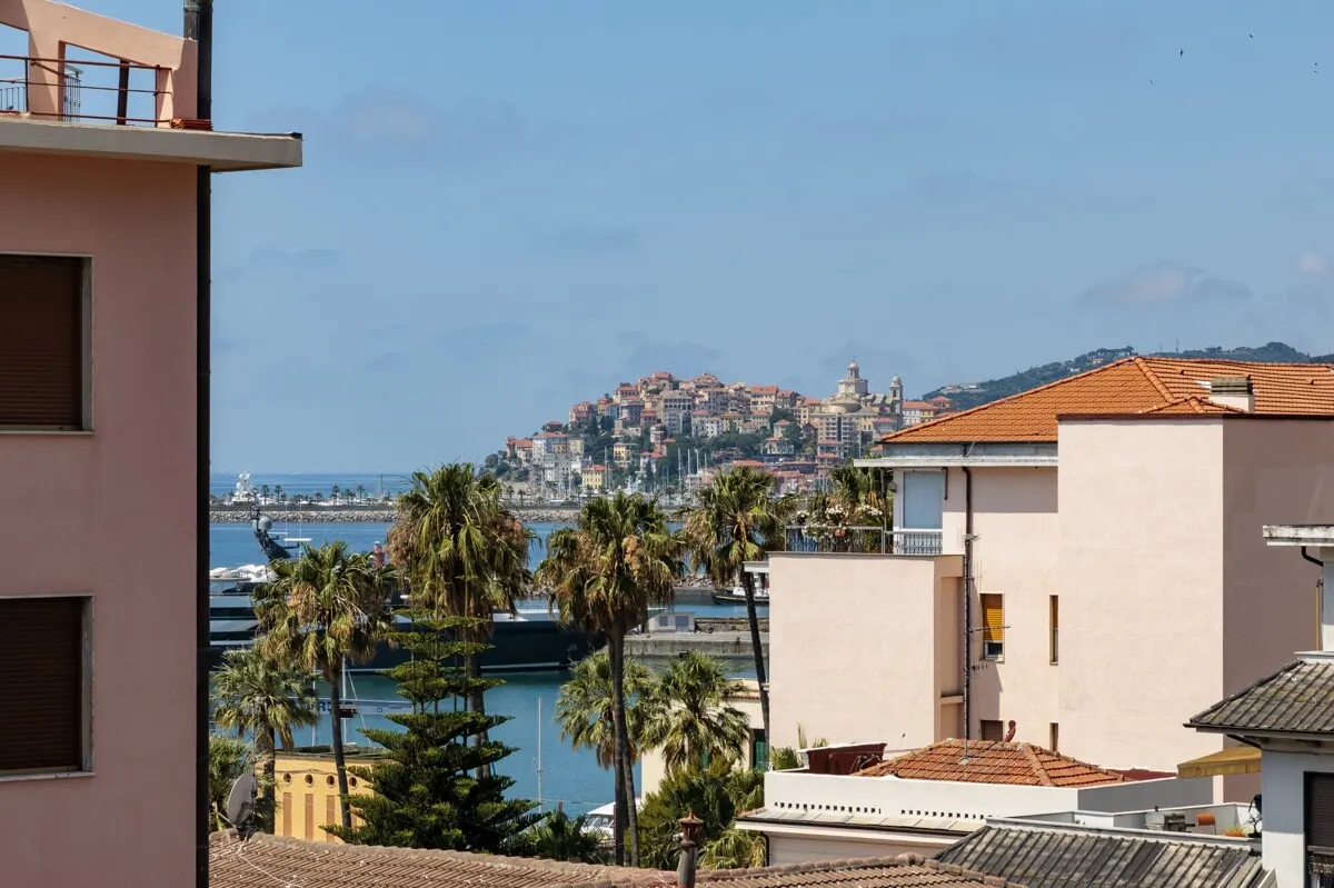 Exklusive Wohnung in historischer Villa mit Privatgarten und Meerblick