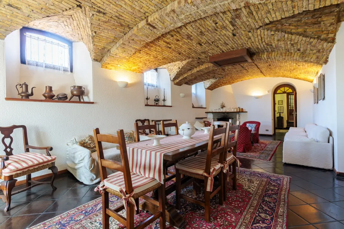Exklusive Wohnung in historischer Villa mit Privatgarten und Meerblick
