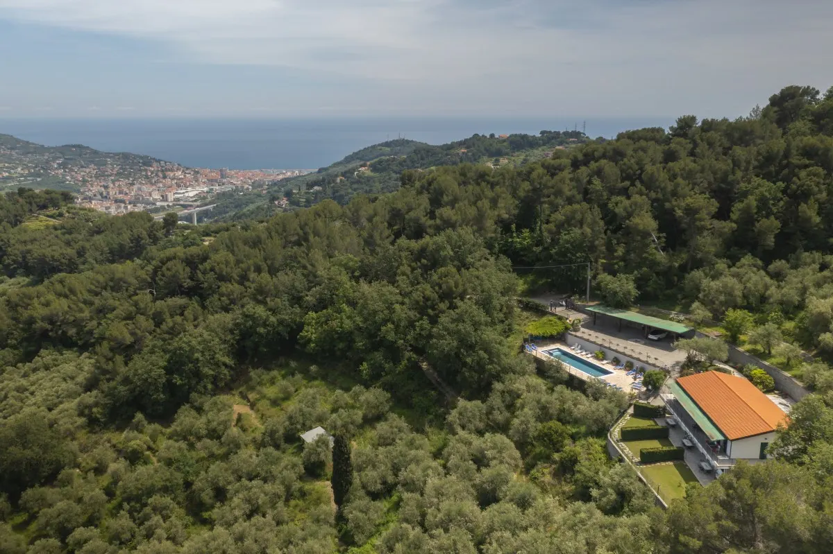 Villa mit großem Pool und Meerblick in Imperia