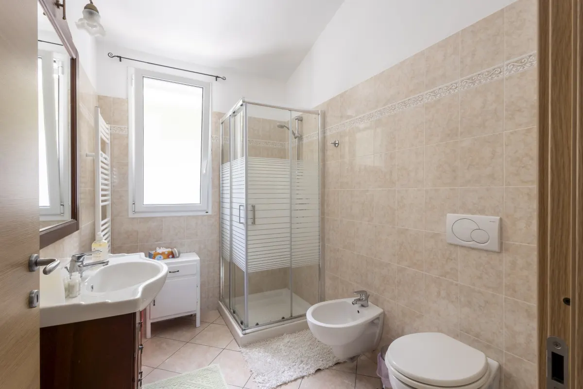Villa mit großem Pool und Meerblick in Imperia