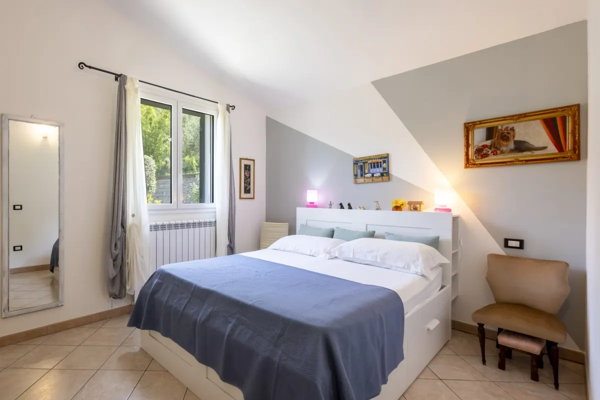 Villa mit großem Pool und Meerblick in Imperia