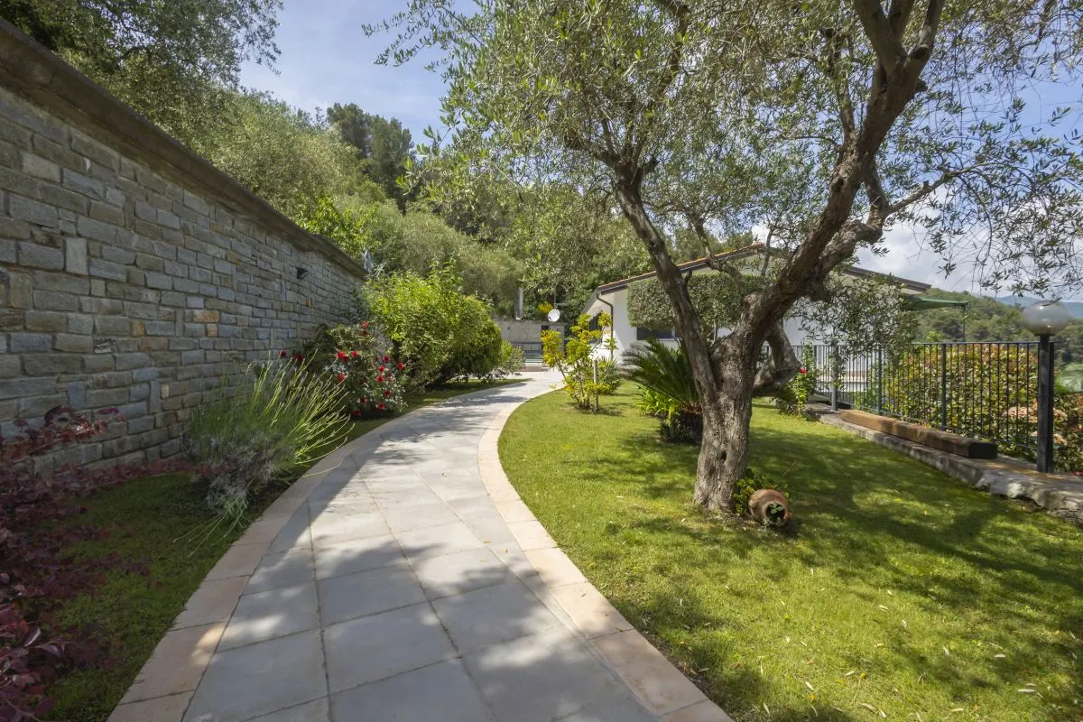 Villa mit großem Pool und Meerblick in Imperia