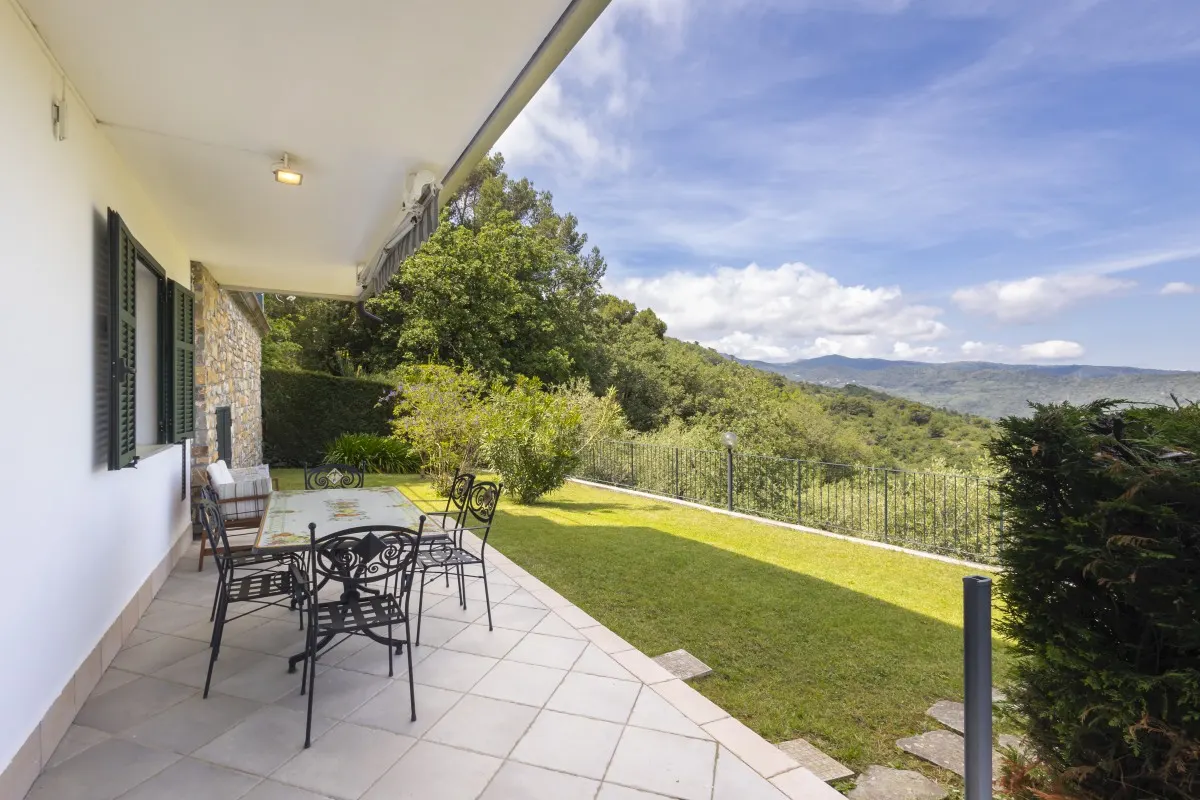 Villa mit großem Pool und Meerblick in Imperia