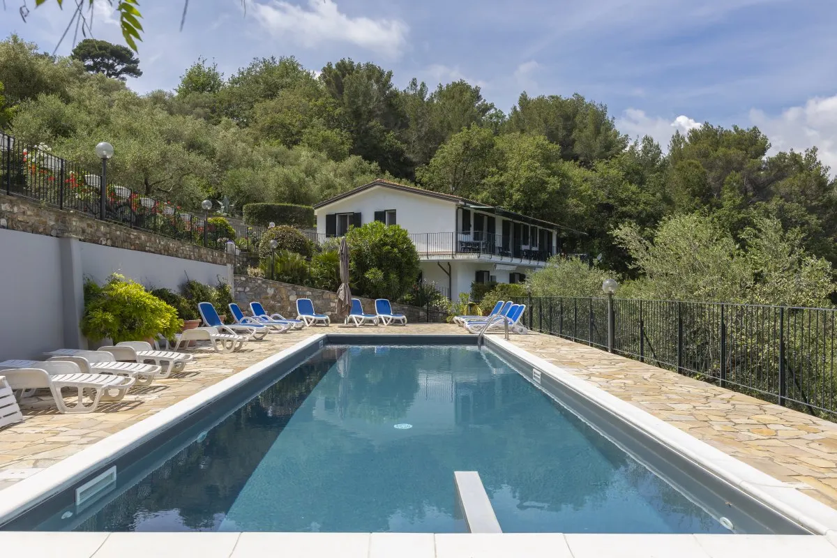 Villa mit großem Pool und Meerblick in Imperia