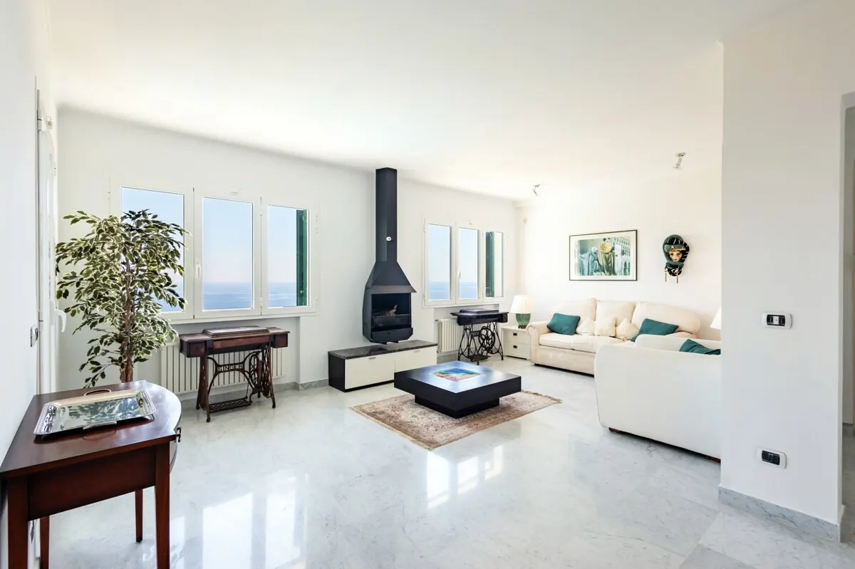 Wunderschöne Villa mit spektakulärem Meerblick