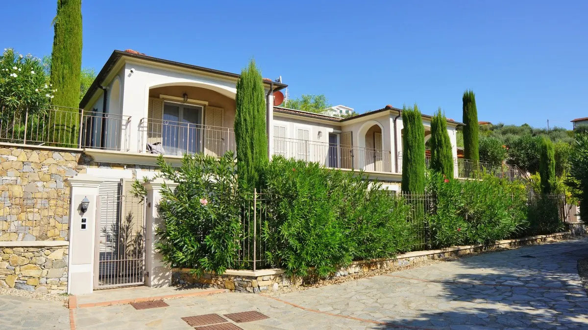 Villa Petra mit einem traumhaften Pool und einer weitläufigen, gepflegten Gartenanlage