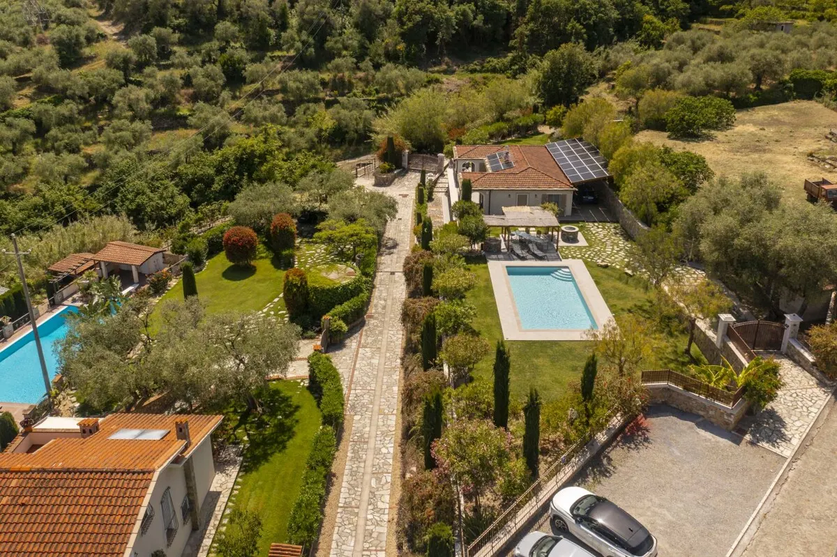 Villa Petra mit einem traumhaften Pool und einer weitläufigen, gepflegten Gartenanlage