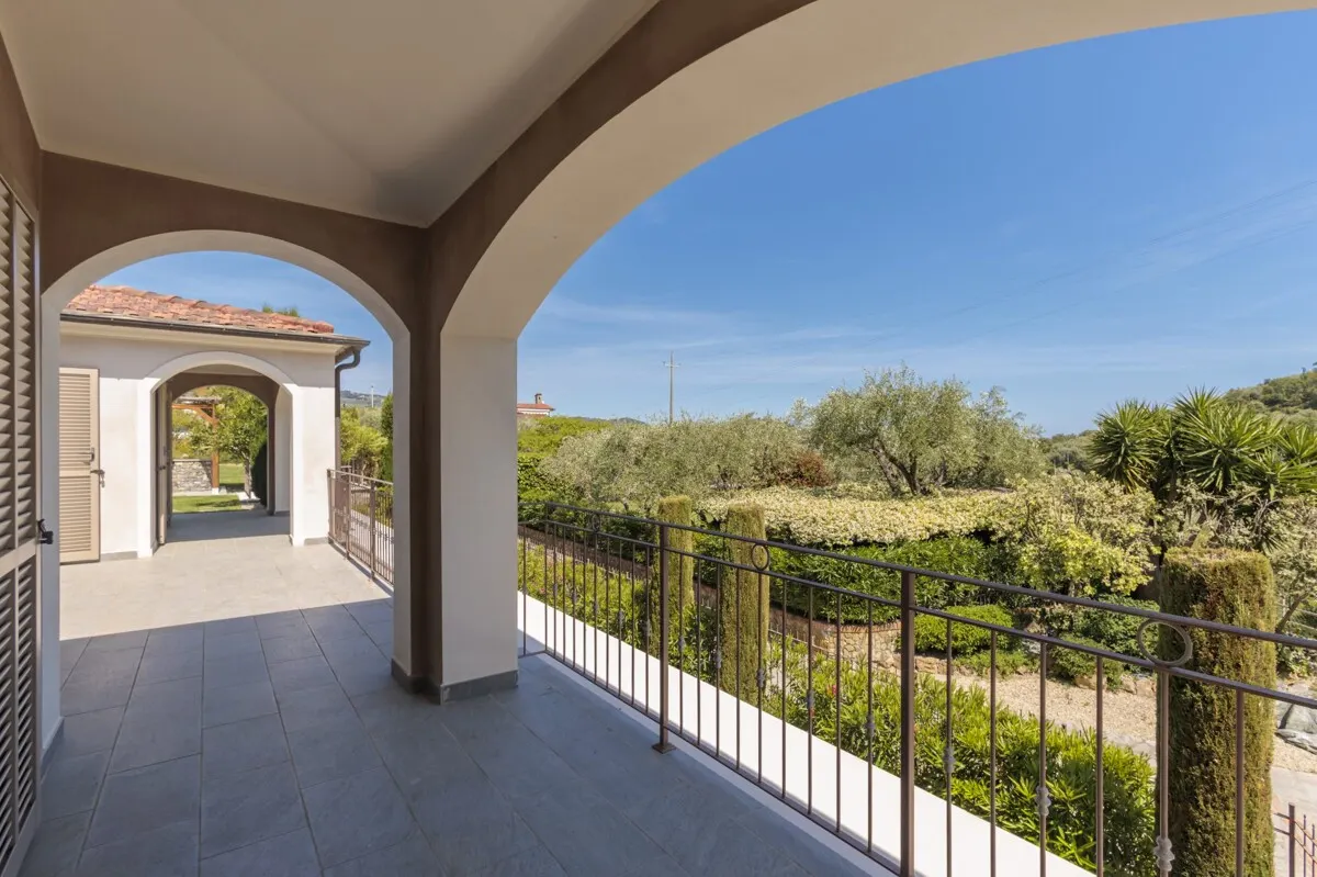 Villa Petra mit einem traumhaften Pool und einer weitläufigen, gepflegten Gartenanlage