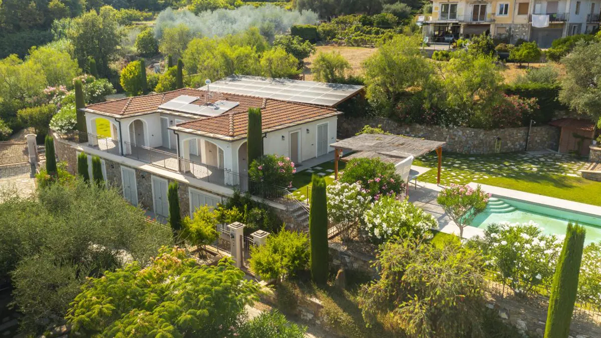Villa Petra mit einem traumhaften Pool und einer weitläufigen, gepflegten Gartenanlage 2