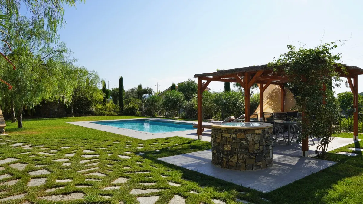 Villa Petra mit einem traumhaften Pool und einer weitläufigen, gepflegten Gartenanlage
