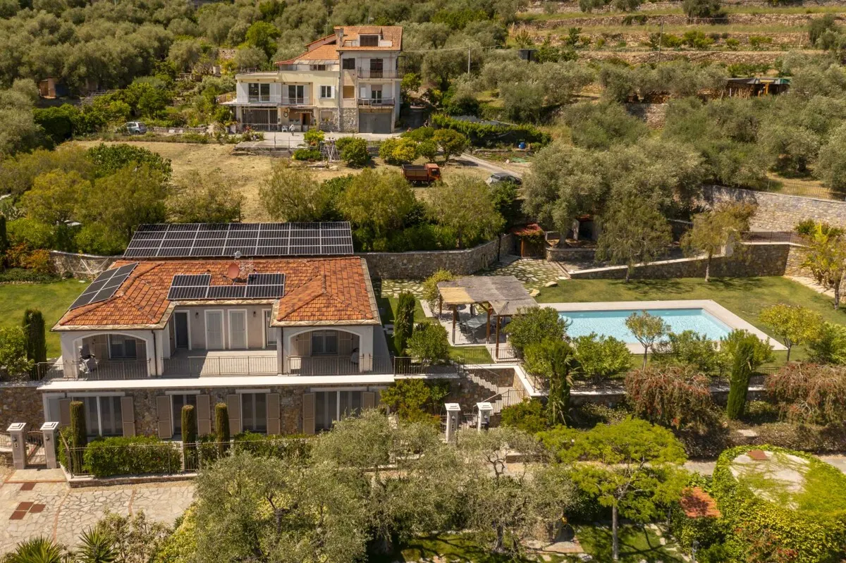 Villa Petra mit einem traumhaften Pool und einer weitläufigen, gepflegten Gartenanlage 2
